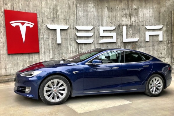 mobil listrik Tesla
